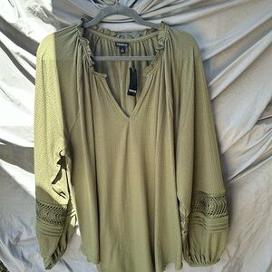 NWT NEVER Torrid green crochet blouse size 2